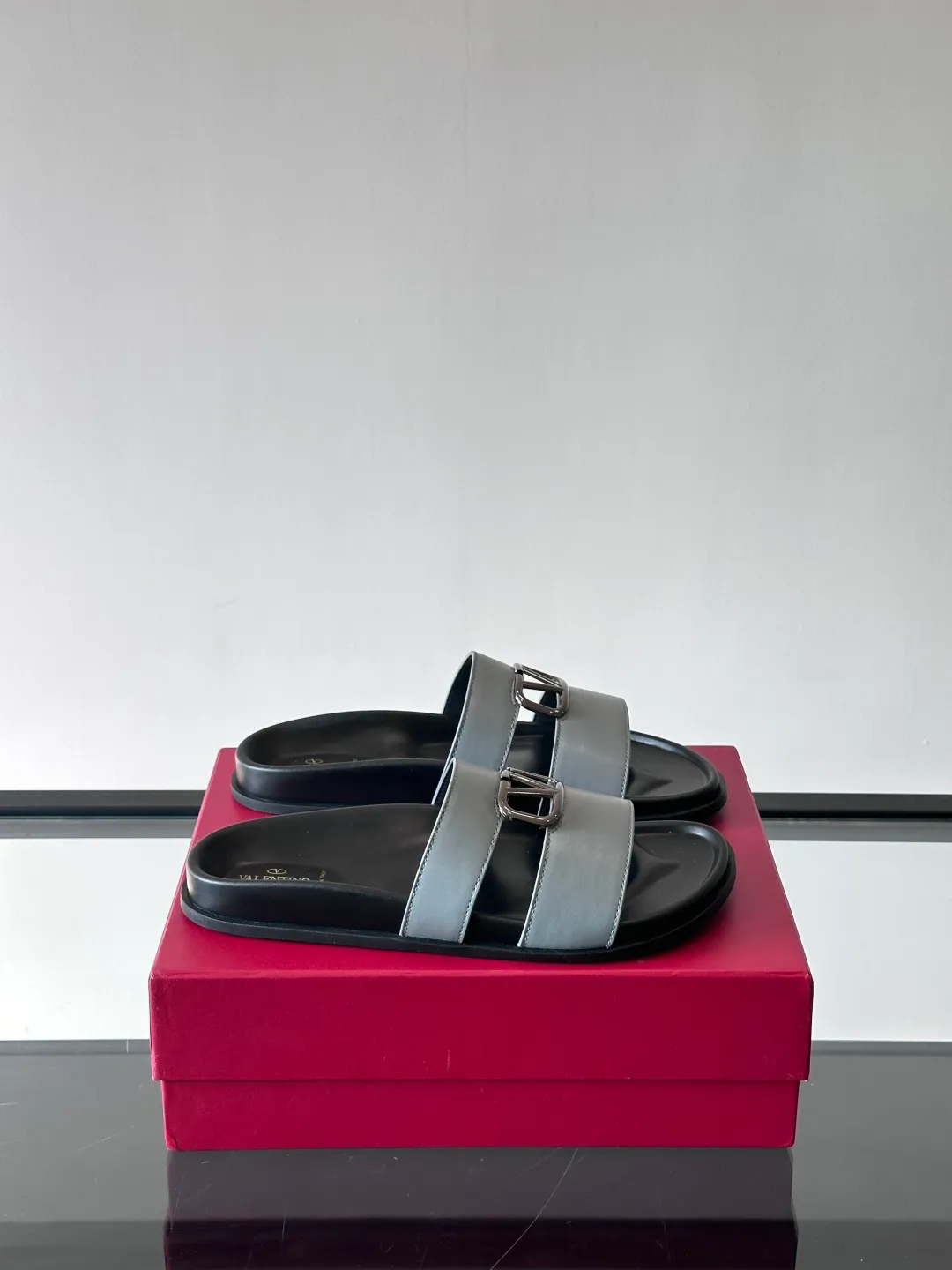 Men's shoes 💰p320 "VALENTINO" Valentino Men's 🧍‍♂️ Spring and summer new style metal rivet flat slippers, elegant sandals, the same style worn by celebrities, original molding, imported calfskin. Rubber outsole. Soft and durable, full set of counter packaging size: 39-44 (customized at 38.45.46)
